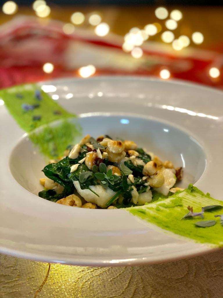 Coda di rospo su crema di piselli con nocciole e spinacini freschi