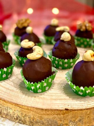 Praline di cioccolato con frutta secca e uvetta