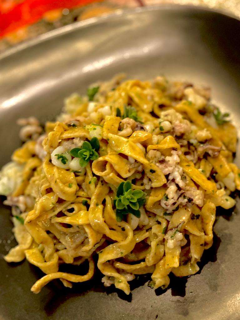 tagliatelle integrali all'uovo con ragù di pesce