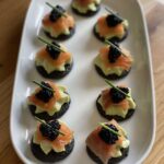 Pancake salati al nero di seppia con stracciatella e gambero crudo