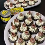blinis al nero di seppia con acciughe