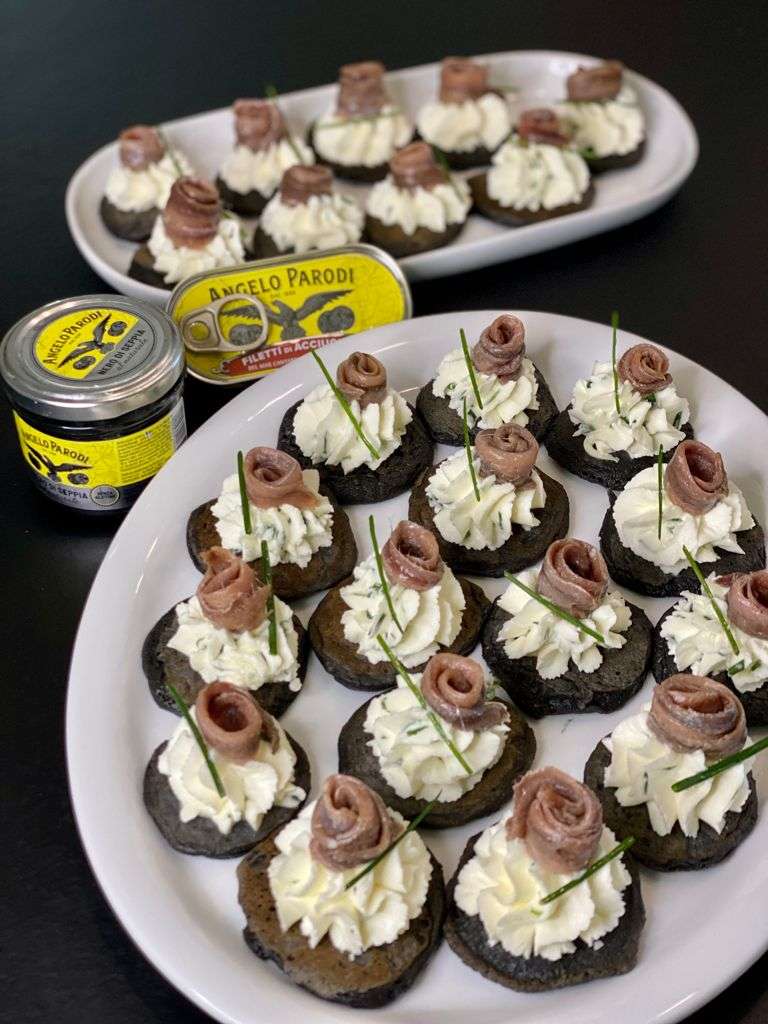 blinis al nero di seppia con acciughe