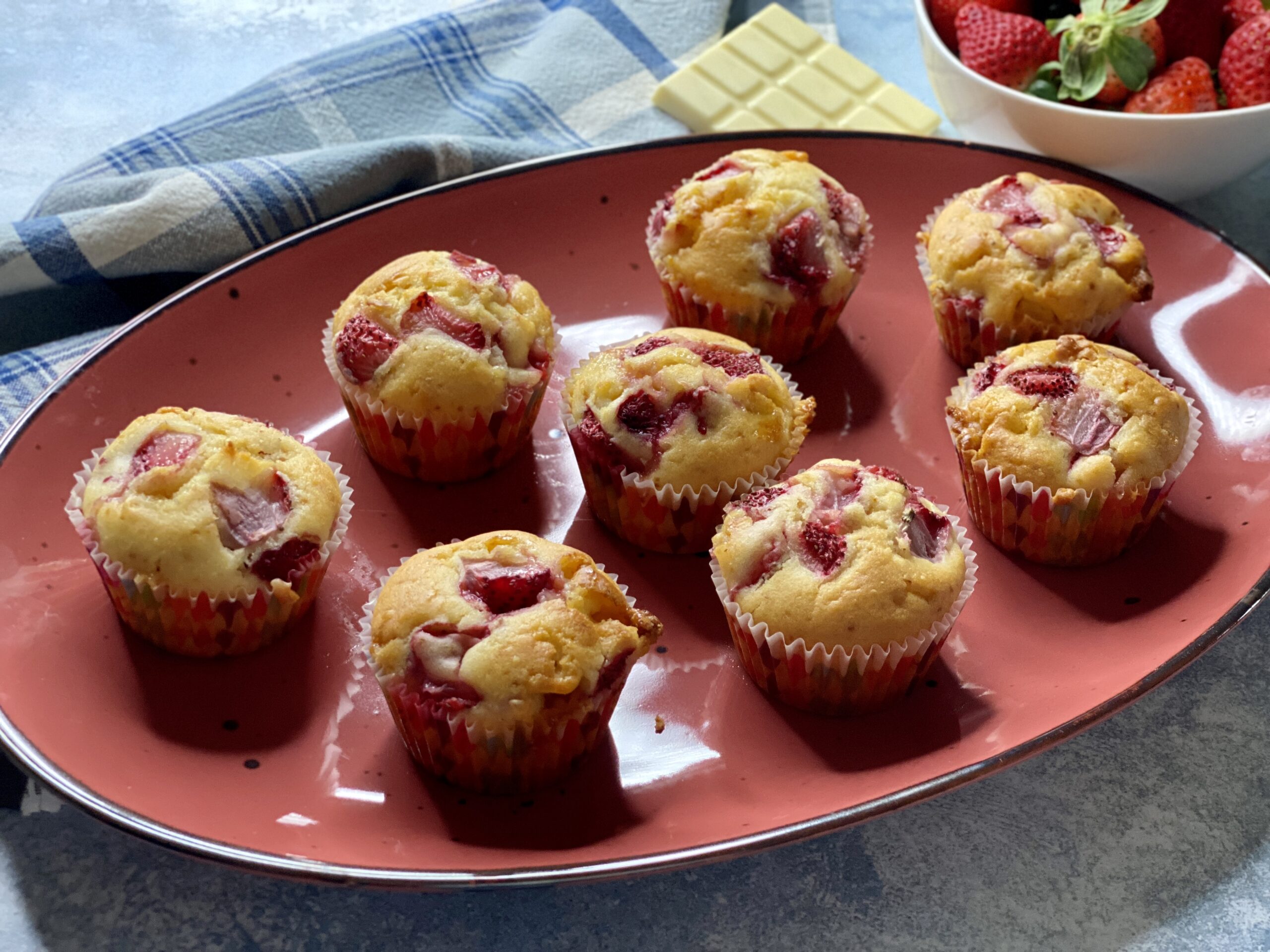 muffin con fragole e cioccolato bianco