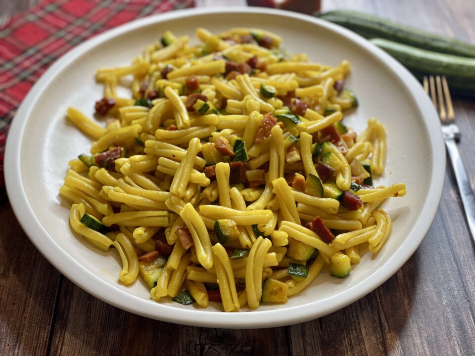 pasta con speck zucchine e zafferano