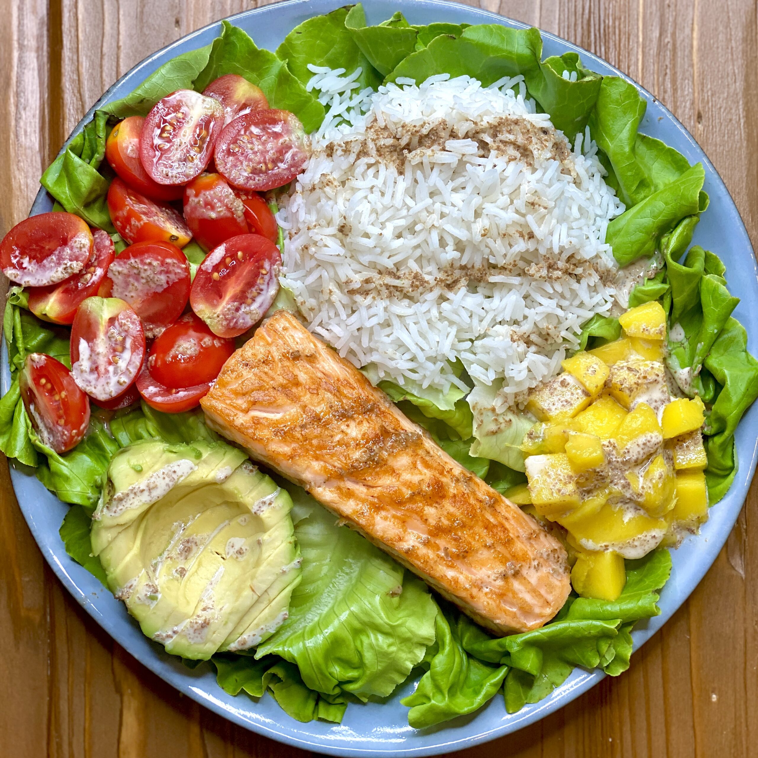 poke bowl con salmone grigliato