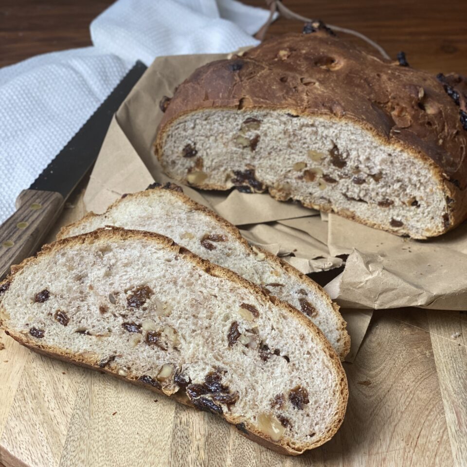 Pane con noci e uvetta