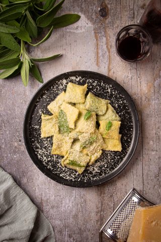 Ravioli ripieni di ricotta e spinaci