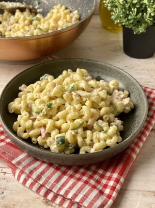 Pasta con zucchine, pancetta e robiola