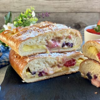 strudel di pan brioche con crema e frutta