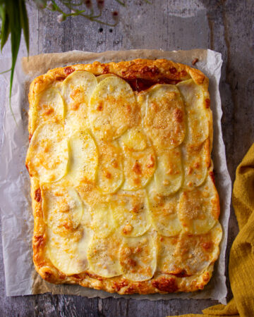 Torta salata con speck, caciotta e patate