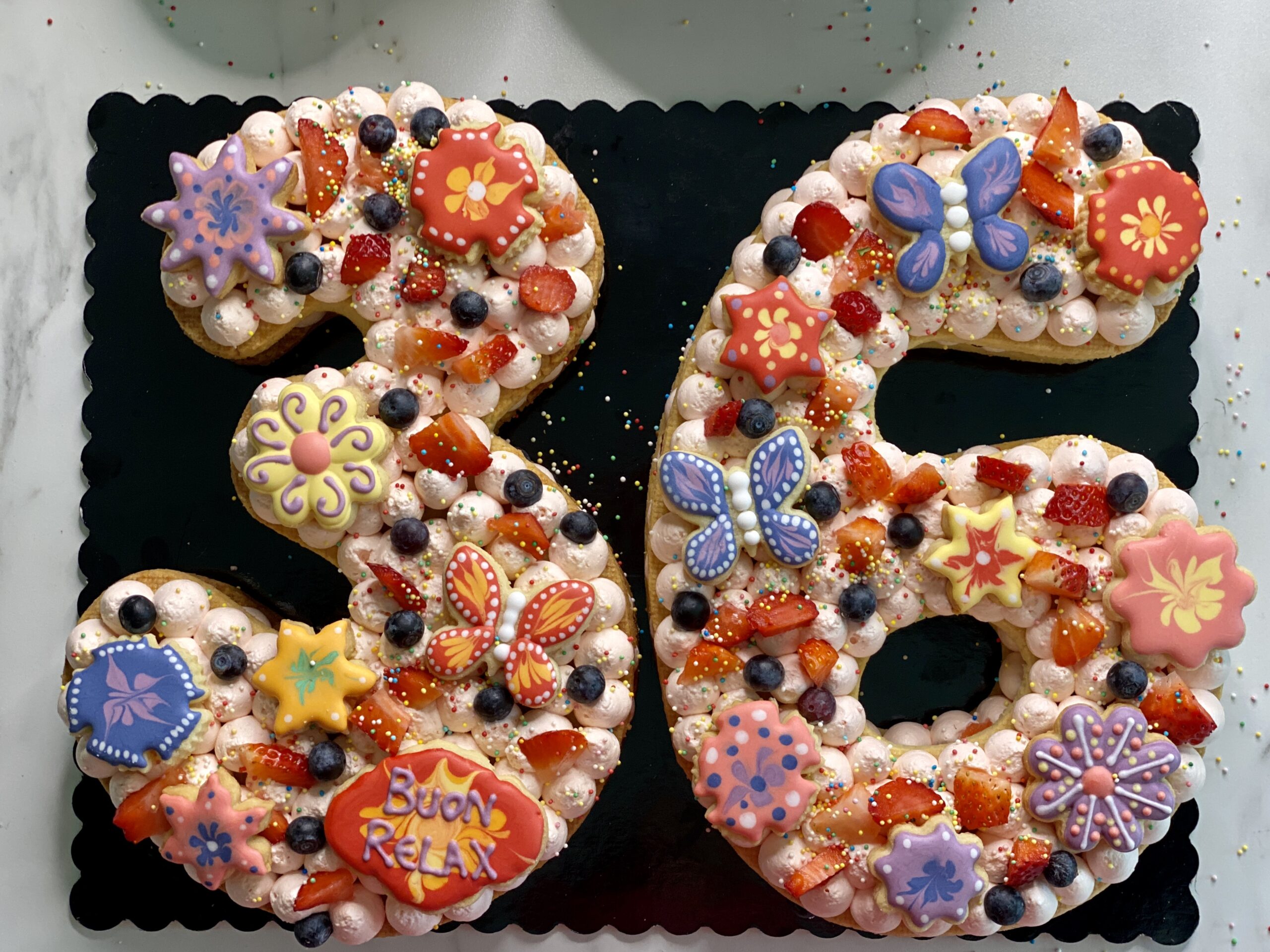 cream tart con fiori e farfalle