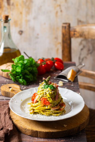 Spaghetti con asparagi e speck
