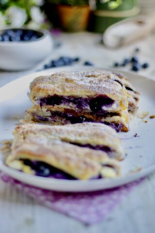 Strudel di sfoglia con ricotta e mirtilli