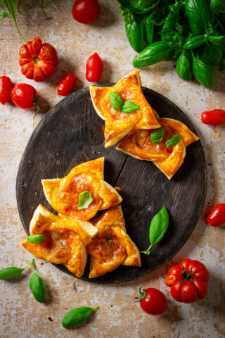 Sfogliatine con pomodoro e mozzarella