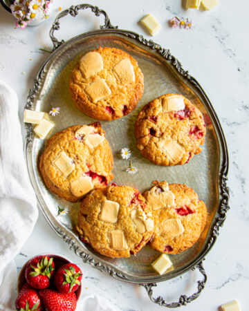 Crumbl cookies fragole e cioccolato bianco