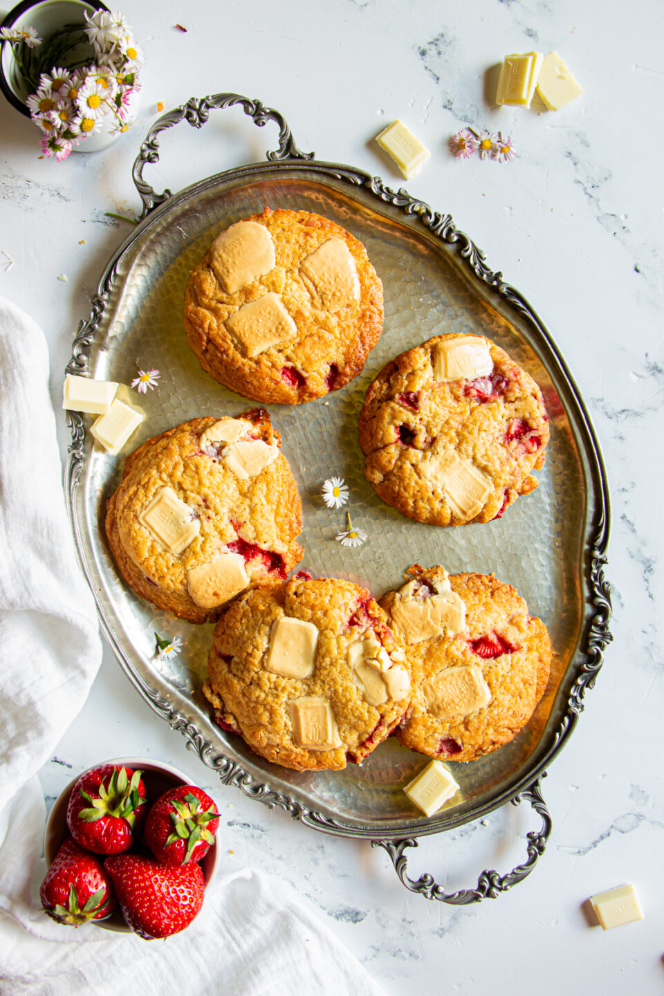 Crumbl cookies fragole e cioccolato bianco